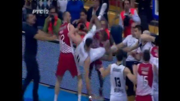 Vidéo: bagarre générale lors de la finale serbe Partizan Belgrade-Crvena Zvezda