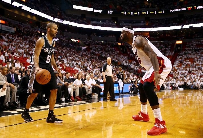 Tony Parker #9 of the San Antonio Spurs controls the ball as LeBron James #6 | Basket Infos