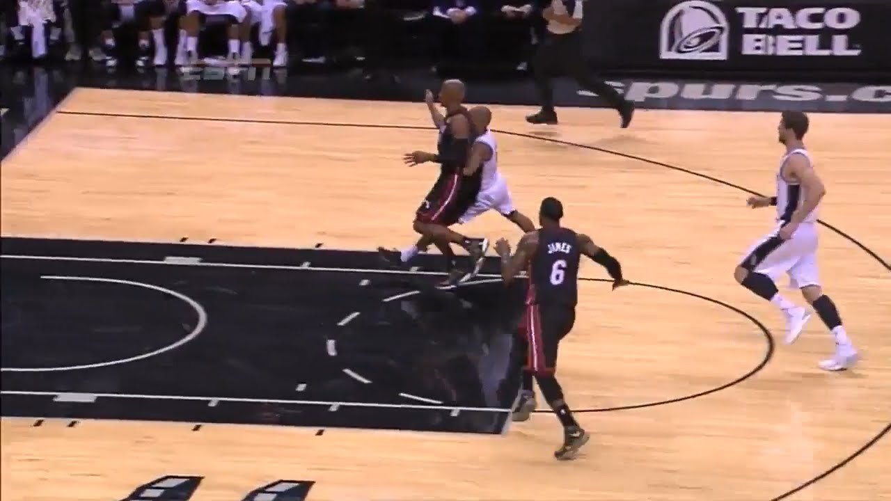 Le swat de LeBron James sur Patty Mills | Basket Infos