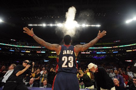 LeBron James lancé de talc | Basket Infos