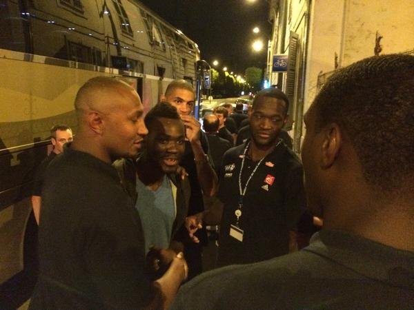 Quand le bus de l&rsquo;équipe de France s&rsquo;arrête pour saluer Yannick Bokolo