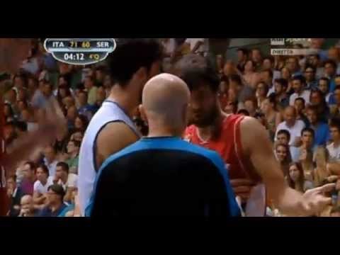 Milos Teodosic envoie le ballon dans la tête de l’arbitre | Basket Infos