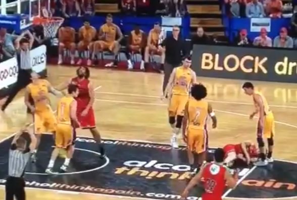 Josh Childress expulsé pour un violent coup de coude au visage de son adversaire