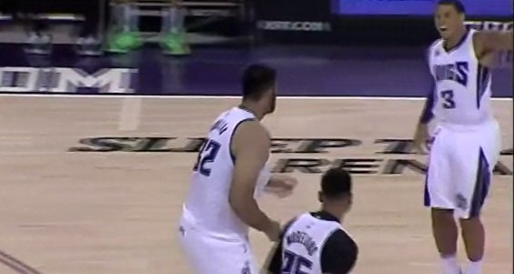 Insolite : Ray McCallum en extase après le premier panier de Sim Bhullar