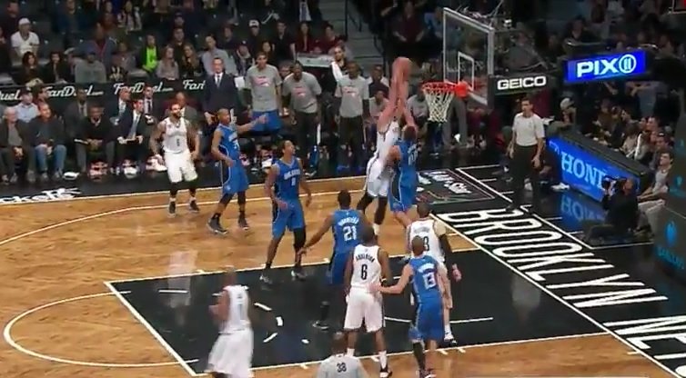 Mason Plumlee met Aaron Gordon sur le poster