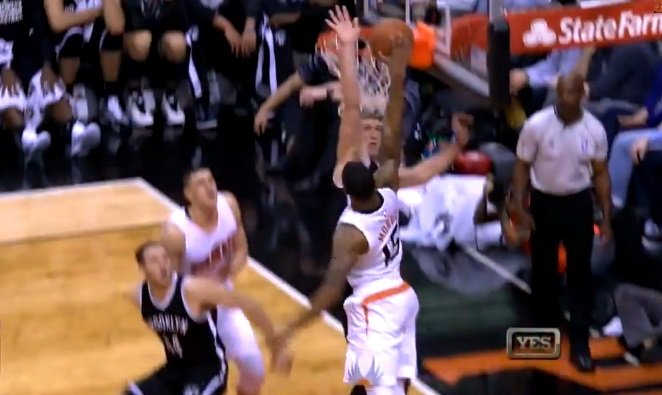 Mason Plumlee évite le poster sur un énorme contre