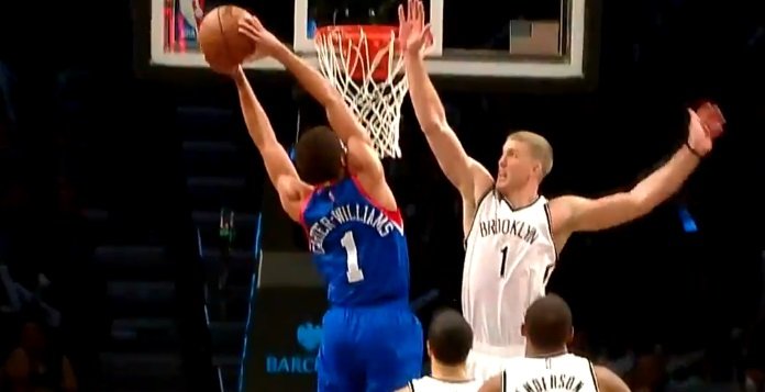 Michael Carter-Williams drive et vient dunker à deux mains sur Mason Plumlee