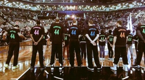Les Nets rendent hommage à leur fan décédé