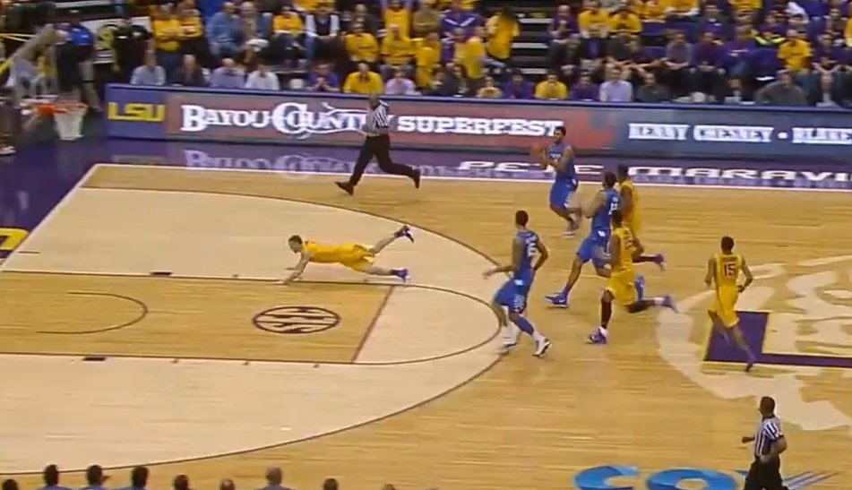 NCAA: il se vautre misérablement et laisse le champ libre à Willie Cauley-Stein pour le alley-oop