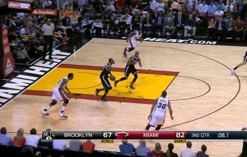 Fail: Cory Jefferson balance sans raison un tir de son propre camp
