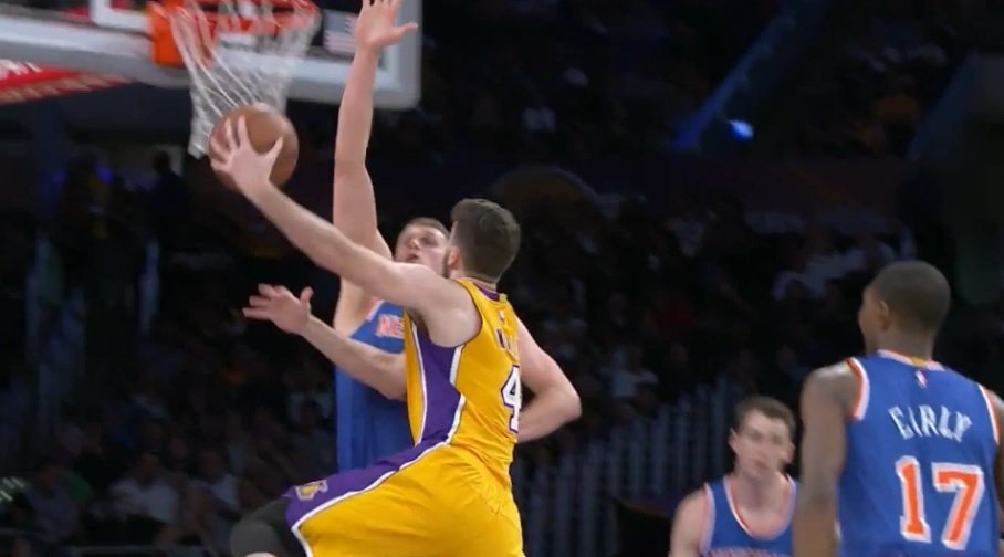 Ryan Kelly envoie son skyhook au-dessus de la planche