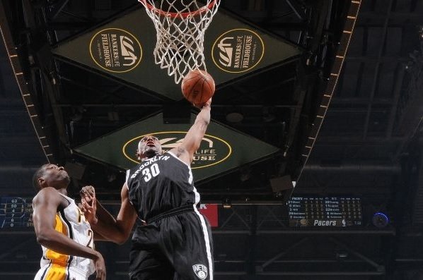Le tomar de Thaddeus Young devant Ian Mahinmi