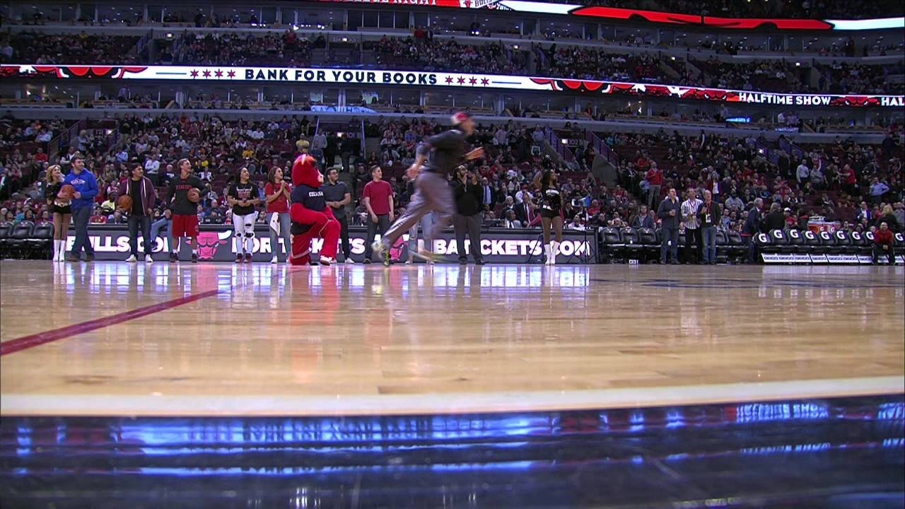 Un fan des Bulls marque du milieu du terrain | Basket Infos