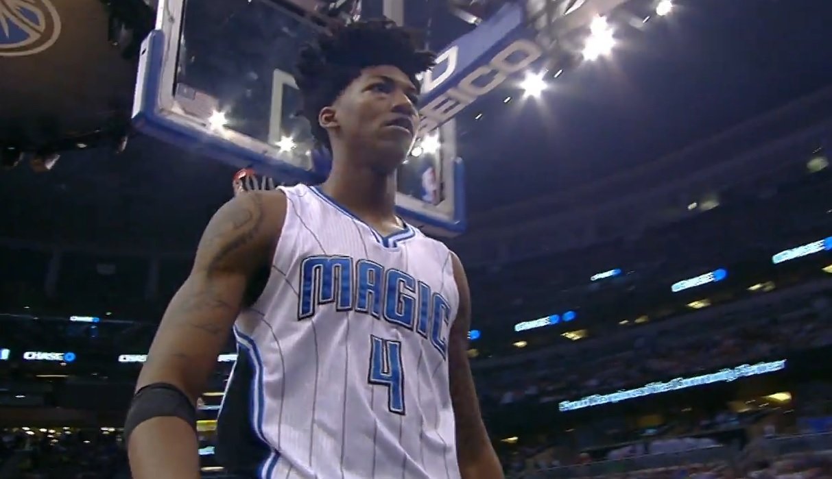 Elfrid Payton met Taj Gibson sur le poster sur une énorme claquette dunk
