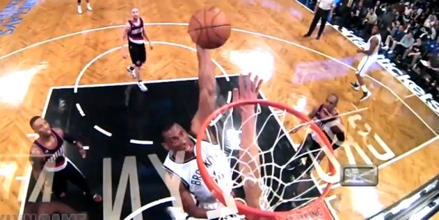 Le poster autoritaire de Thaddeus Young sur Meyers Leonard !