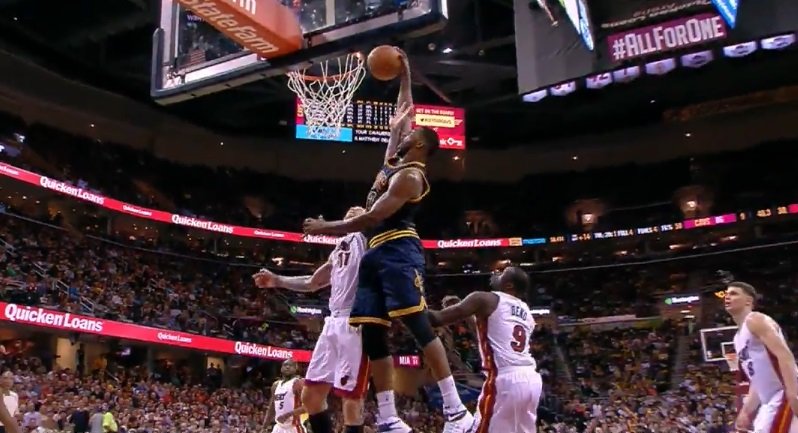 Tristan Thompson écrase un superbe alley oop sur Chris Andersen
