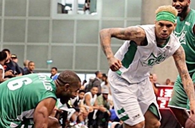 Vidéo: Chris Brown met son défenseur en position grand écart