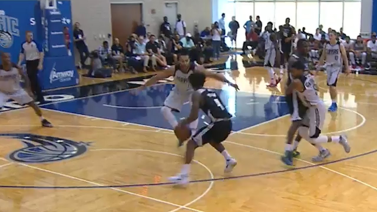 Elfrid Payton crosse deux défenseurs pour aller poser un dunk