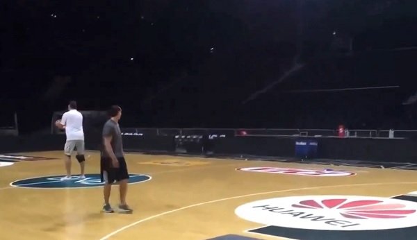Arvydas Sabonis marque du milieu du terrain, dos au panier et à une main 