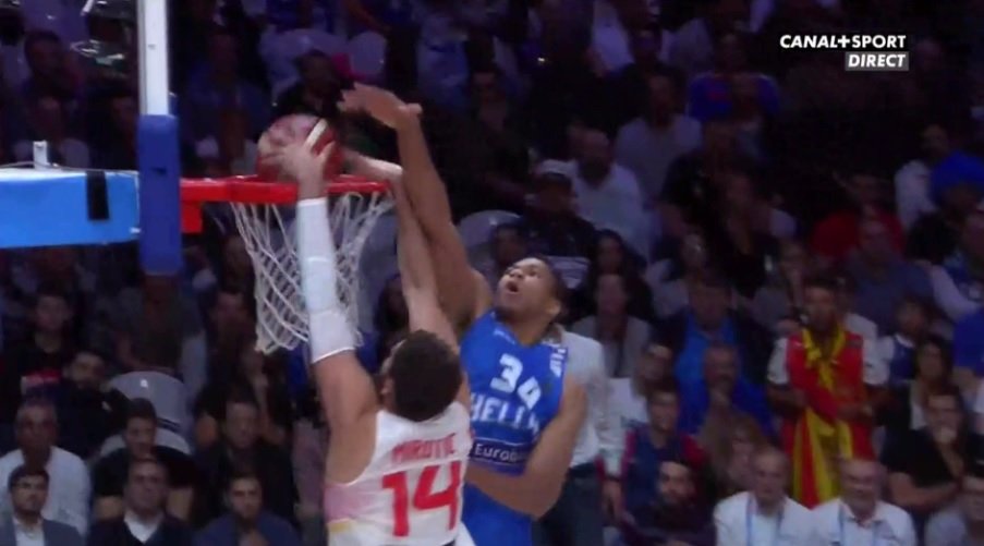 Nikola Mirotic dunke sur la tête de Giannis Antetokounmpo