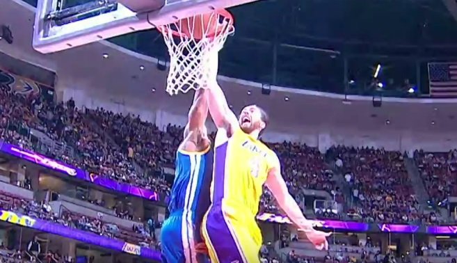Ryan Kelly postérize Andre Iguodala juste avant le buzzer