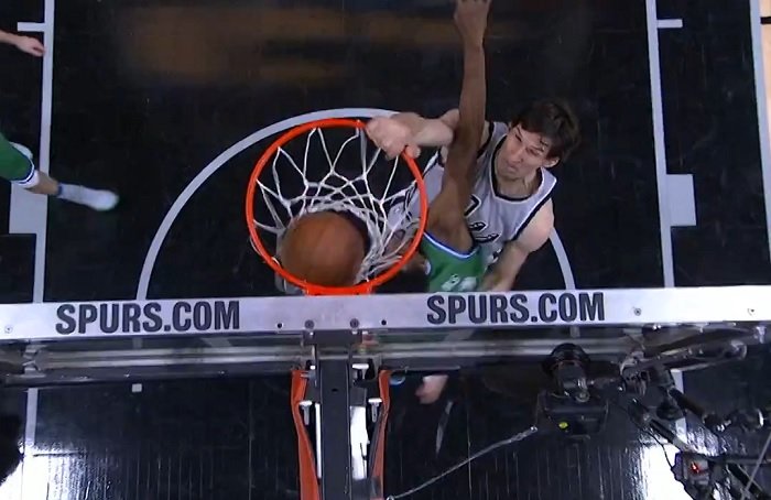 Boban Marjanovic enchaîne poster, câlin et regard assassin