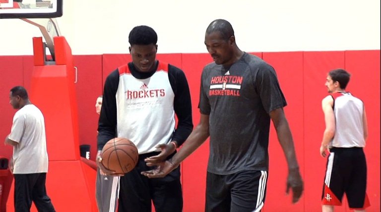 Clint Capela apprend avec le meilleur professeur