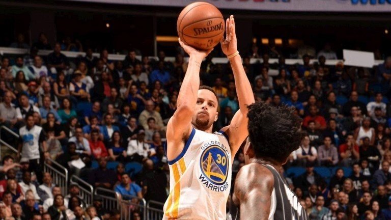 Stephen Curry porte les Warriors à la victoire et entre dans l&rsquo;histoire avec la manière