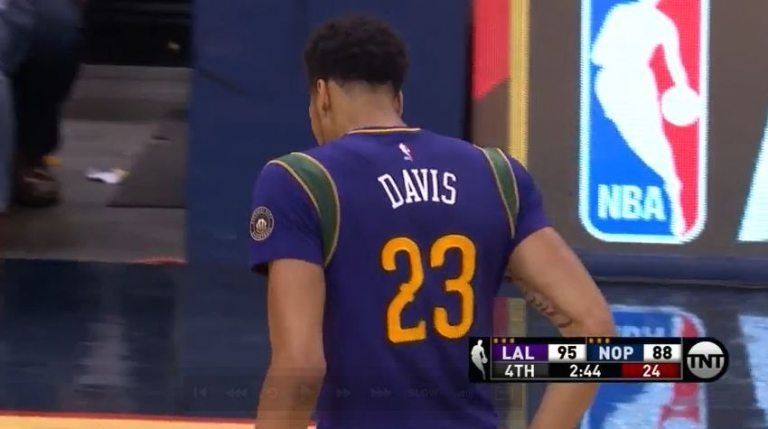 Fail d&rsquo;Anthony Davis sur un dunk dans le money time