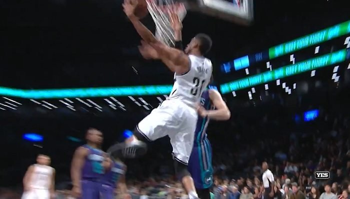 Le violent dunk renversé de Thaddeus Young sur Frank Kaminsky