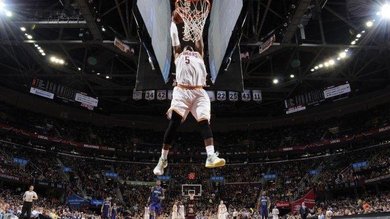 Top 10 NBA: Les stars contrées; Festival de dunks