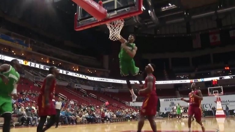 [D-League] Action de l&rsquo;année ? L&rsquo;incroyable jeu à 3 conclu par DJ Stephens en très haute altitude