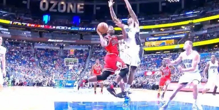 Vidéo: Aaron Brooks éjecté pour avoir réclamé le and one