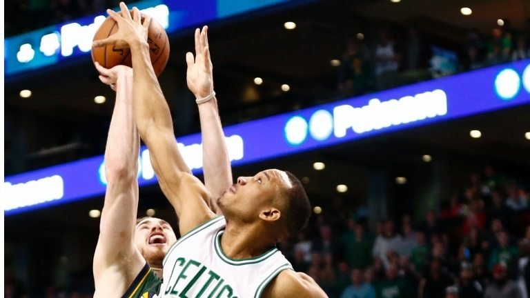 Top 10 NBA: le gros contre clutch de Bradley; Les Bucks font le show