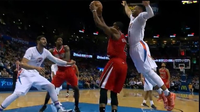 Action oubliée : l&rsquo;énorme bâche de Westbrook; la passe à terre parfaite de Rubio