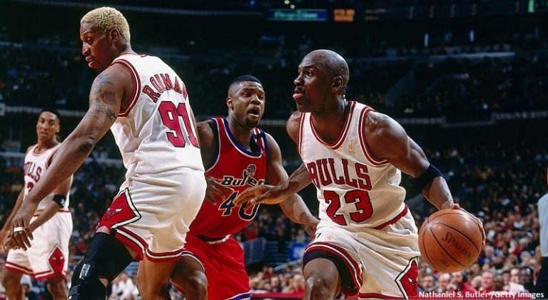 Il y a 26 ans Michael Jordan, un cigare à la bouche, demandait aux Bullets qui allait défendre sur lui avant d&rsquo;en planter 55…