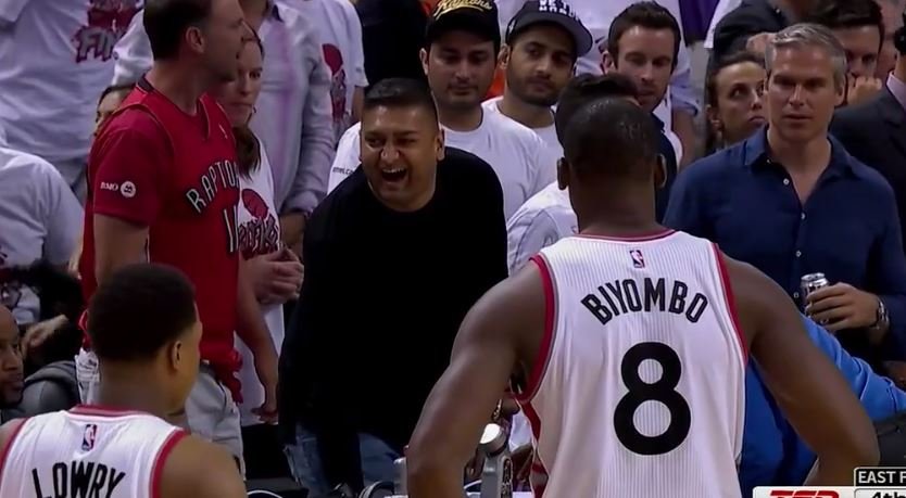 Vidéo: un fan éjecté pour avoir critiqué les arbitres