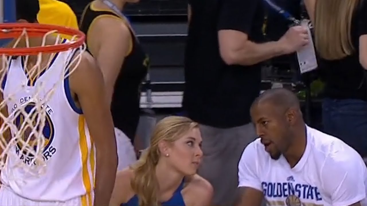 Andre Iguodala tape la causette avec une spectatrice pendant le match