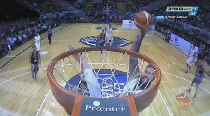 Le In Your Face de Miroslav Raduljica sur Andres Nocioni