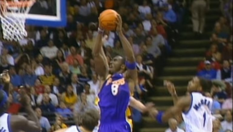Vintage: Tracy McGrady casse les chevilles de Kobe Bryant, qui répond par un gros dunk