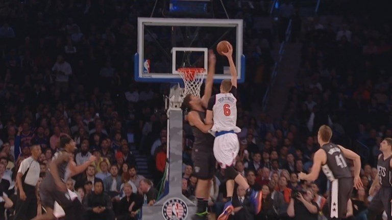 Brook Lopez contre la tentative de dunk de Kristaps Porzingis; L&rsquo;énorme contre sorti de nulle part de Myles Turner