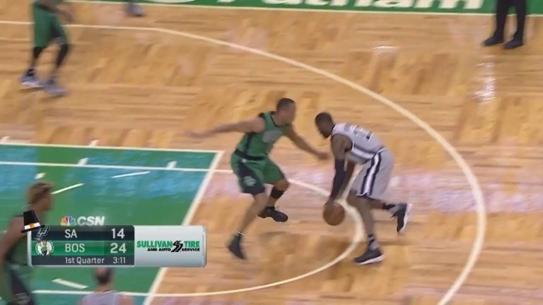 Jonathon Simmons crosse Avery Bradley et trouve David Lee pour le dunk !
