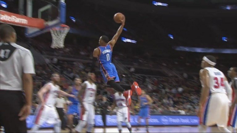 Russell « flying » Westbrook s&rsquo;envole dans la raquette des Pistons !