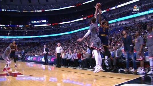 La bâche clutch de Nikola Mirotic sur Kyrie Irving