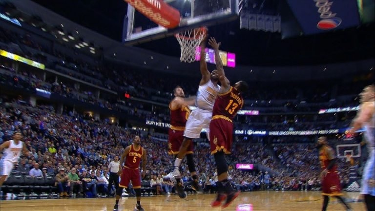 Kenneth Faried monte au dunk sur Kevin Love et Tristan Thompson ! 