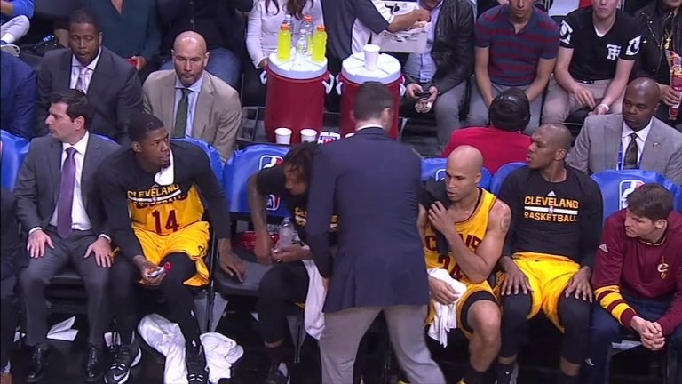 Quand LeBron James fait le ménage sur le banc pour que Kevin Love puisse s’asseoir | Basket Infos