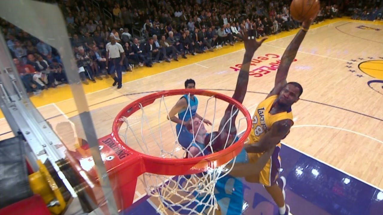 Tarik Black sort un énorme poster sur Marvin Williams ! Brandon Ingram enchaîne 