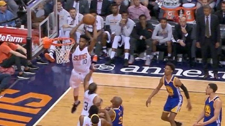 Derrick Jones Jr. s&rsquo;envole pour deux énormes claquettes; Troy Williams escalade Mason Plumlee