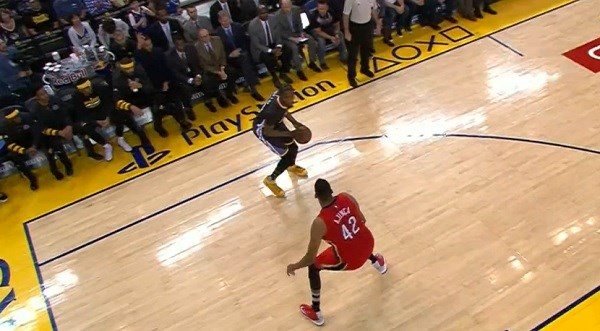 Kevin Durant déborde Alexis Ajinça avant de finir par un dunk renversé
