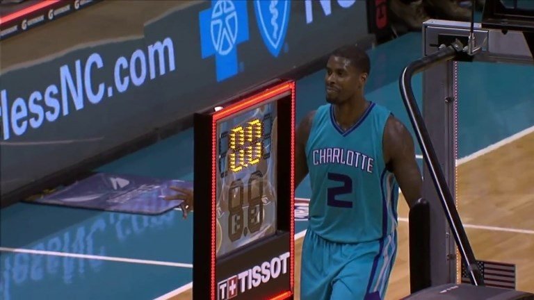 Marvin Williams marque de sa moitié de terrain !